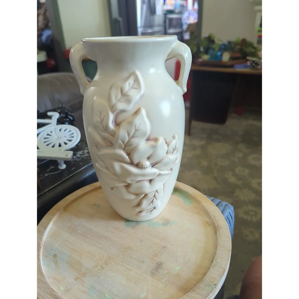Vintage Red Wing Art Deco Ivory 3D Me Magnolia Flower Pottery Vase